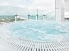 Na 14. piętrze hotelu mieści się basen infinity oraz jacuzzi