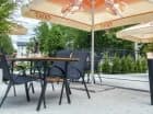 W sezonie posiłki można kosztować również w restauracyjnym ogródku