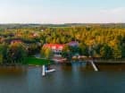 Hotel wprost nad brzegiem jeziora Święcajty, z bezpośrednim zejściem do wody