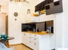 Każdy apartament posiada aneks kuchenny i stół