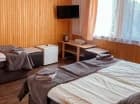 W każdym domku jest lodówka, czajnik i kubki
