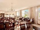 Na parterze mieści się przestronna sala restauracyjna