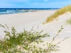 Plaża w Dźwirzynie jest szeroka i urokliwa