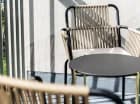 Każdy pokój ma własny balkon z widokiem na przyrodę, krzesełkami i stolikiem