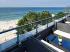 Hotel jest oddzielony od morza tylko promenadą i piaszczystą plażą