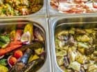 Podczas kolacji do wyboru są różne potrawy na ciepło