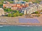 Hotel ma własną część plaży z leżakami i parasolami