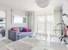 Apartament mieści pokój dzienny oraz odrębną sypialnię