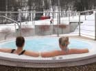 Hotel posiada zewnętrzne jacuzzi z widokiem na stok narciarski
