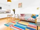W każdym apartamencie jest pokój dzienny z sofą, kuchnią i jadalnią