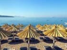 Hotel posiada prywatną plażę