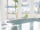 Na terenie obiektu jest duże jacuzzi z widokiem na jezioro