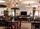 Mieści się tu restauracja serwująca polską kuchnię z łemkowskimi akcentami