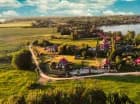 Przyjemna architektura nawiązuje do budowniczych tradycji na Mazurach
