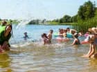 Dzięki bliskości plaży i łagodnemu zejściu do wody dzieci mogą się super bawić