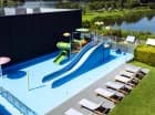 Od maja do września czeka na nich zewnętrzny mini aquapark