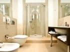 W łazienkach: prysznic, bidet, suszarka, kosmetyki, ręczniki i szlafroki