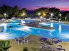 Hotel posiada kompleks zewnętrznych basenów