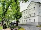 Dawniej znajdowała się tutaj siedziba wojskowego garnizonu
