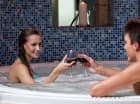 Obok basenu znajduje się dyskretnie odgrodzone jacuzzi