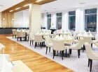 Na terenie kompleksu działa stylowa restauracja serwująca kuchnię międzynarodową