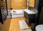 W apartamencie deluxe goście mogą relaksować się w wannie z hydromasażem