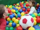 Jest także salę zabaw z suchym basenem kulkowym, dwupoziomowym małpim gajem