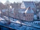 Zamek mieszczący Hotel St. Bruno w zimowej szacie