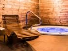Oprócz tego przygotowano jacuzzi i strefę wypoczynku z leżakami