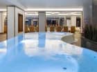 W dużym jacuzzi mieści się nawet 26 osób, jest też 7 miejsc do leżenia w wodzie