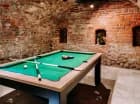 W zabytkowych murach urządzono salę do gry w billard