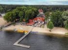 Hotel Rudnik jest położony pomiędzy plażą, jeziorem i lasem