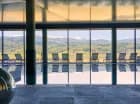 Goście mogą korzystać z basenu położonego w osobnym budynku Lake Hill Resort