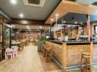 Tutejsza restauracja serwuje dania kuchni polskiej i śródziemnomorskiej