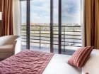 W wyposażeniu pokoju jest też lodówka hotelową