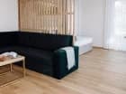 Apartament premium ma wydzieloną część sypialnianą i komfortowy narożnik
