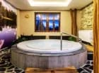 Jest tu też prywatne jacuzzi oraz strefa relaksu (do wynajęcia na wyłączność)