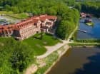 Dolina Charlotty Resort & SPA leży nad jeziorem i jest otoczona lasami