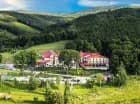Hotel Malinowy Dwór jest malowniczo położony w sercu Gór Izerskich