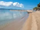 Piaszczysta plaża ma około sześciu kilometrów długości
