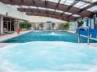 Obok rekreacyjnego basenu mieści się jacuzzi