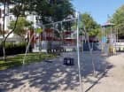 Na terenie obiekty przygotowano bezpieczny i urozmaicony plac zabaw