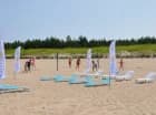 W sezonie obiekt dysponuje prywatną plażą oddaloną o 100 m