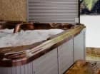 Goście mogą korzystać także z jacuzzi sąsiadującego z basenem