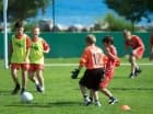 Goście mogą korzystać z boisk sportowych na terenie obiektu