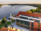 Mieści się ona w nowoczesnym budynku, w którym powstało centrum konferencyjne