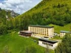 Hotel jest spektakularnie położny na wzniesieniu ponad doliną Vratna