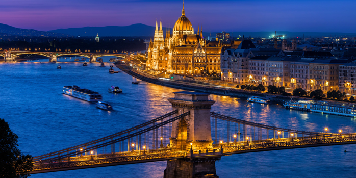 Budapeszt widok na Parlament nad Dunajem