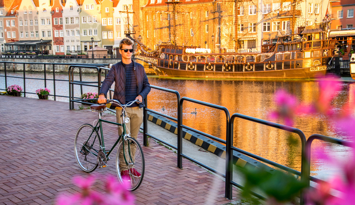 Mężczyzna z rowerem na gdańskim starym mieście