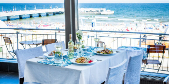 Restauracja w hotelu z widokiem na morze i plażę